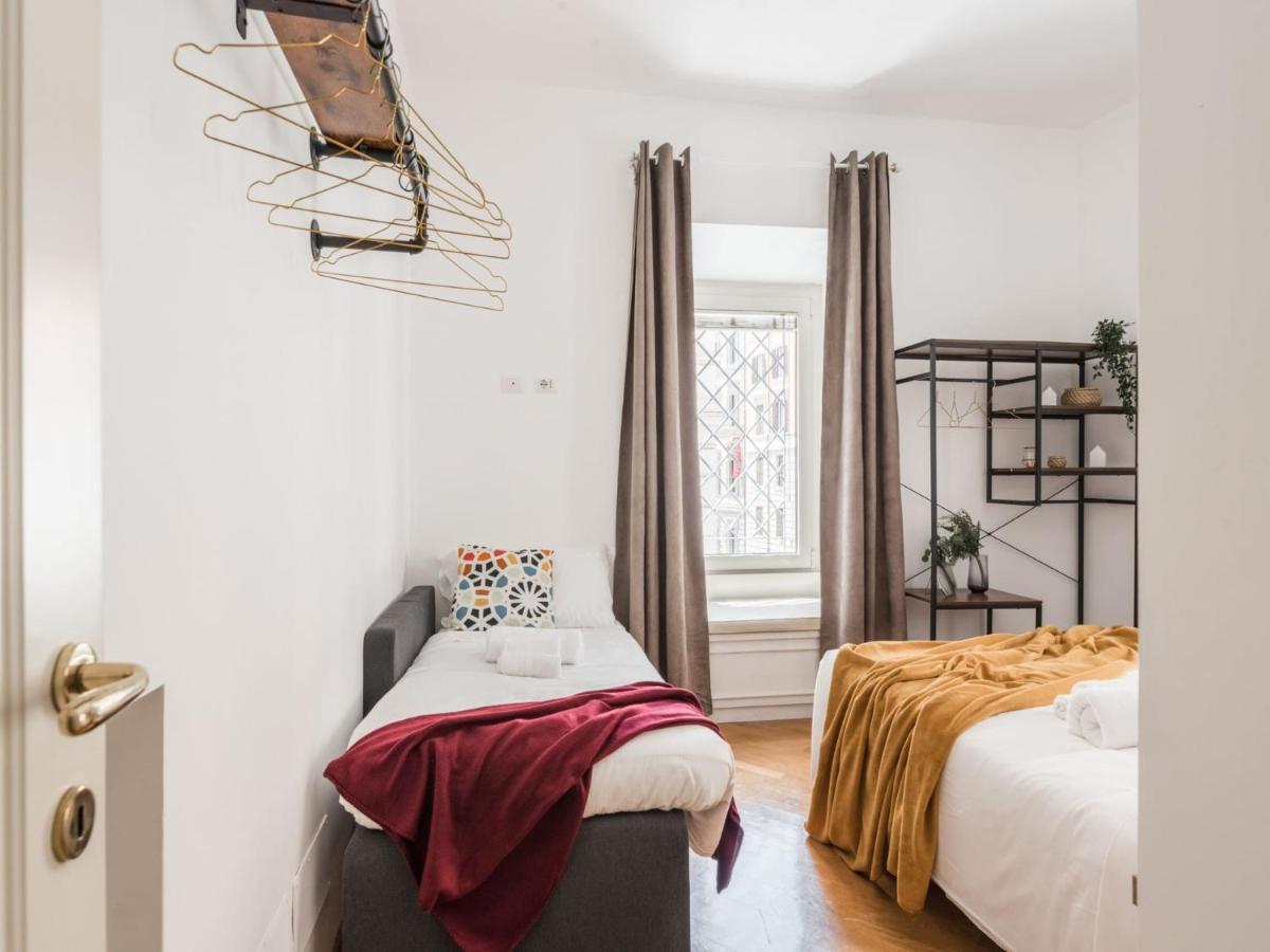 The Best Rent - Spacious Three-Bedroom Apartment Near The Colosseum Roma Exterior foto