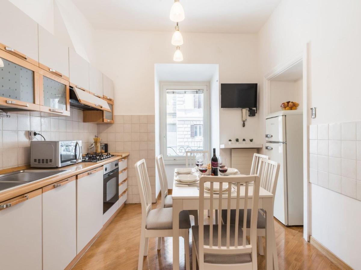 The Best Rent - Spacious Three-Bedroom Apartment Near The Colosseum Roma Exterior foto